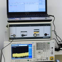 Анализатор спектра Agilent 9010A (внизу, 9кГц-26,5ГГц) и скалярный анализатор цепей P2M-18 (10мГц-18ГГц) производства НПФ 